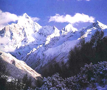 頭頂浮雲的四姑娘山 攝影：四川旅遊信息網
