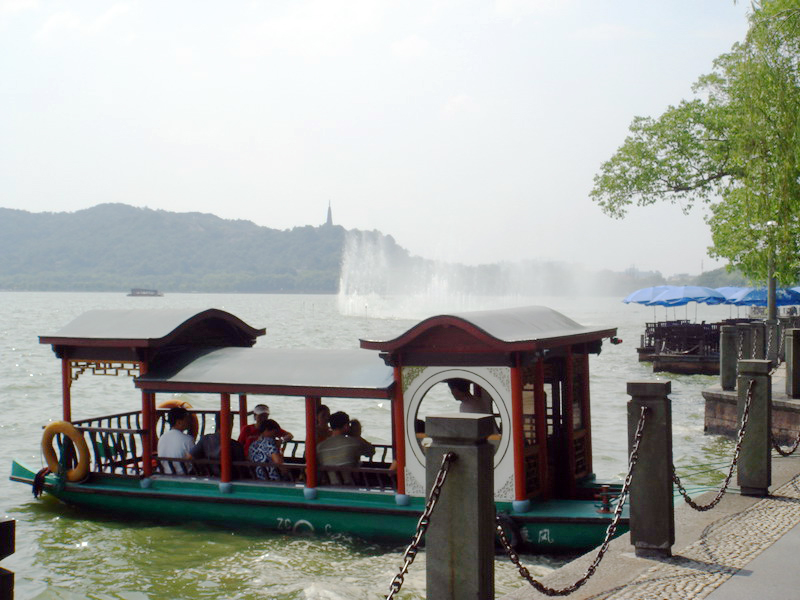 湖面噴水造景 攝影：余錫堅
