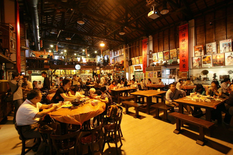 餐廳內人潮 攝影：簡時強