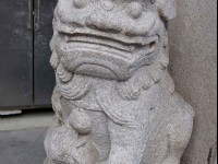 牌坊下的石獅<br/> 攝影：Eva隨手拍