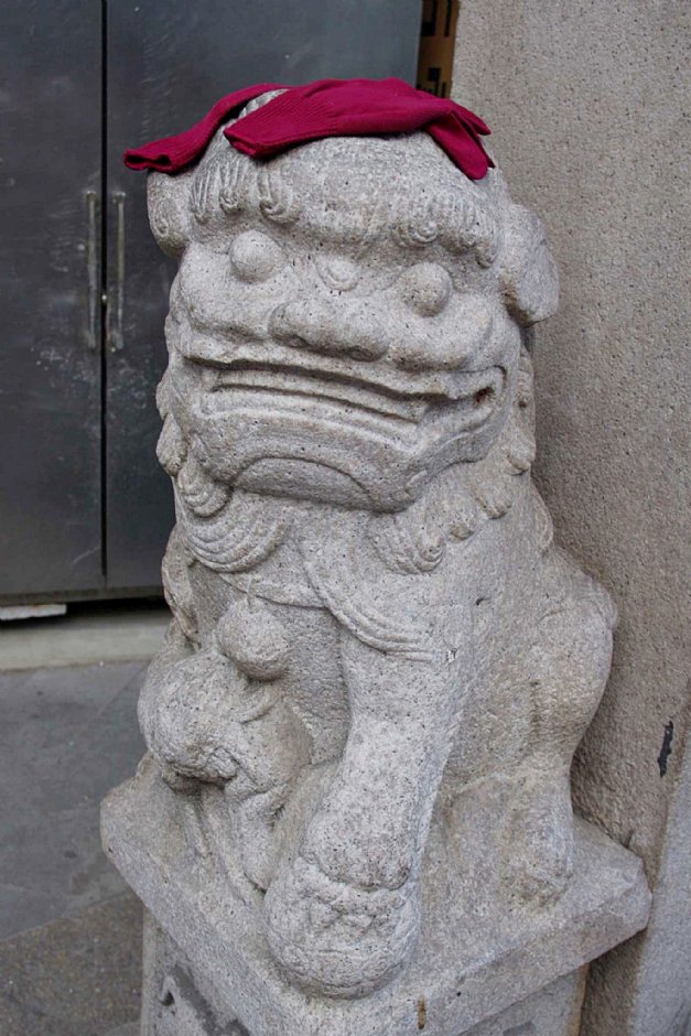 牌坊下的石獅 攝影：Eva隨手拍