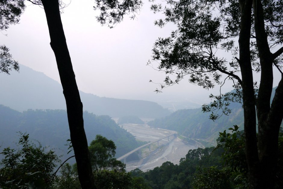 遠處眺望得樂日嘎大橋 攝影：三個井