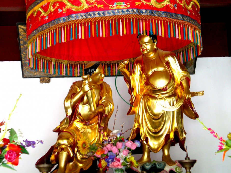 寒山寺內供奉的寒山拾得兩聖 攝影：馮順