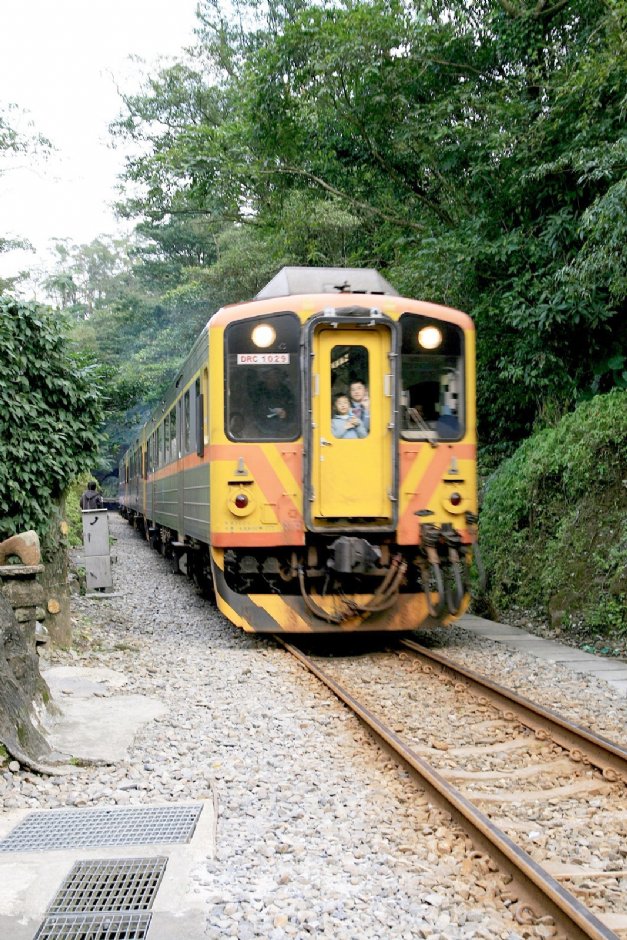 平溪線火車進站了 攝影：陳銘祥