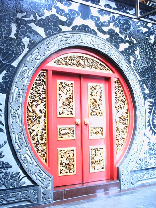 二樓雕刻精緻的大殿側門 攝影：李曉雯