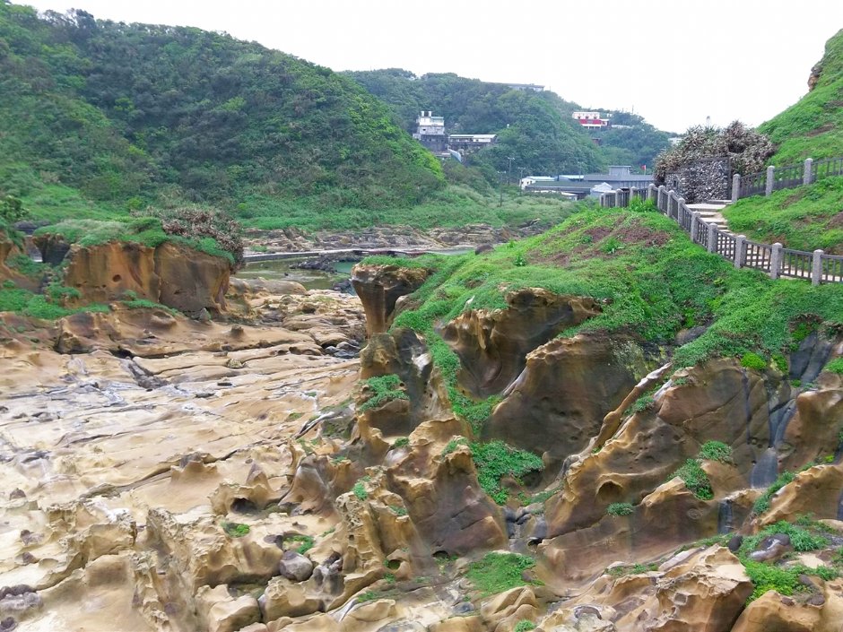 和平島屬沉降海岸，加上東北季風吹襲及海浪拍打，造就多種奇岩怪石的特殊地質 / Eva隨手拍