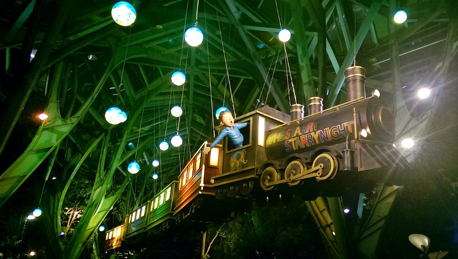 高掛於鐵樹森林的星空列車，就位於宜蘭車站前的丟丟噹森林 / Eva隨手拍 提供