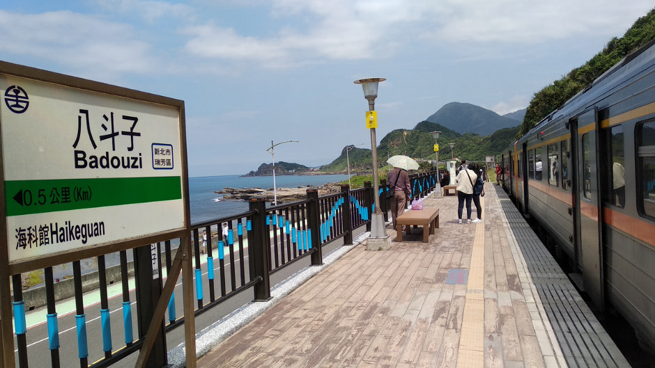 在車站就可以看到山海交織的美景/Lu