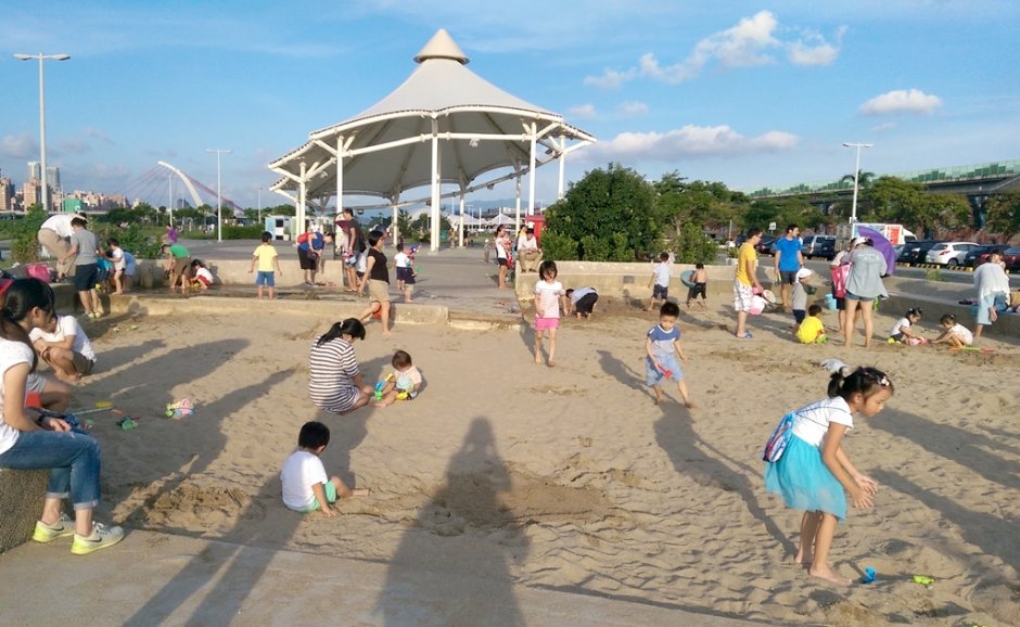 大佳河濱公園設置的沙坑是小朋友的幸福遊樂場 / zean